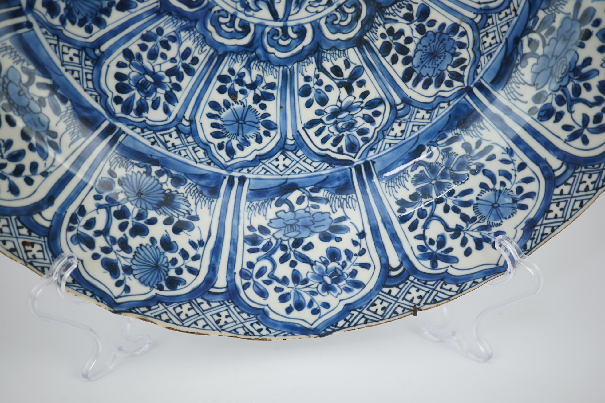 A Chinese blue and white charger, Kangxi period (1662-1722)